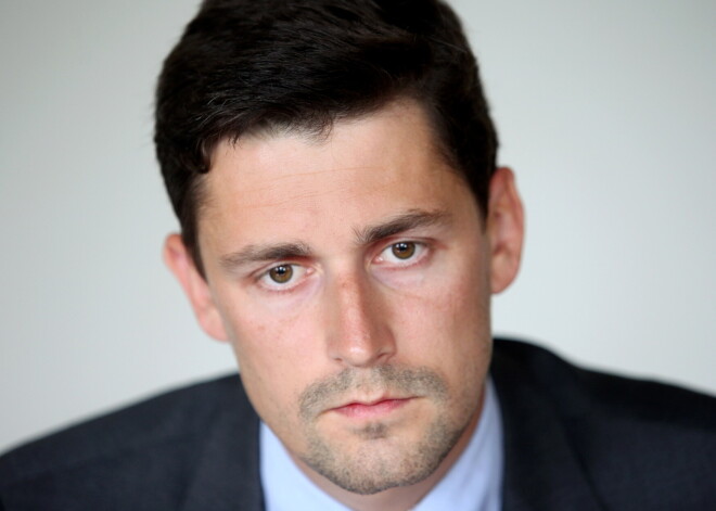 Henkuzenu soda ar pazemināšanu amatā; viņš no rītdienas dodas bērna kopšanas atvaļinājumā