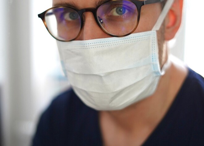 Врач из Лиепаи: "Газета о вакцинации не нужна, ни на одном языке. Это пустая трата денег"