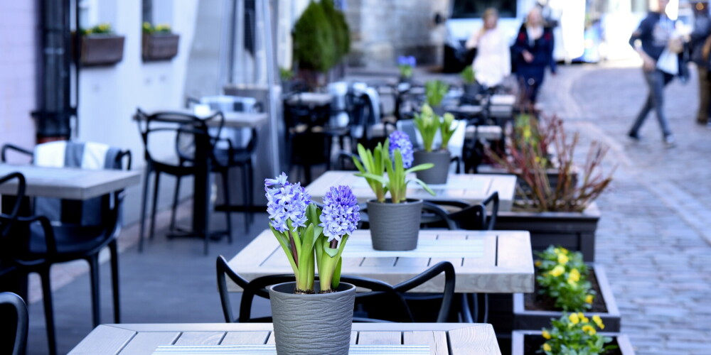 Kafejnīcu vasaras terases Rīgā turpmāk varēs ierīkot pēc tipveida risinājuma
