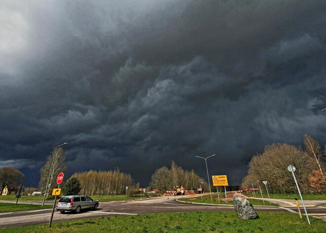 Brīdina par pērkona negaisu ar krasām vēja brāzmām