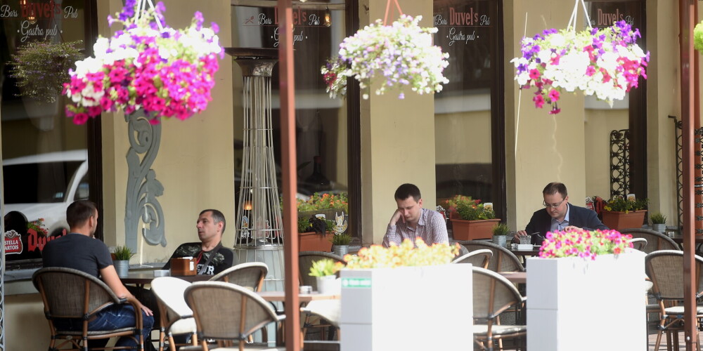 Рижские кафе смогут устанавливать типовые летние террасы без согласования со строительным управлением