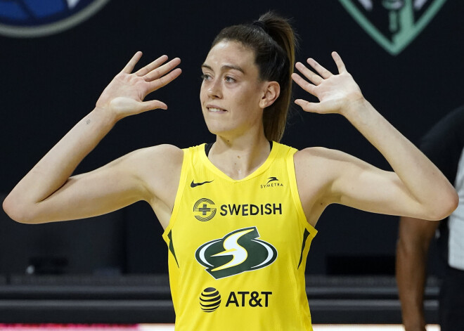 Viena no pasaules labākajām basketbolistēm saderinājusies ar savu bijušo komandas biedreni