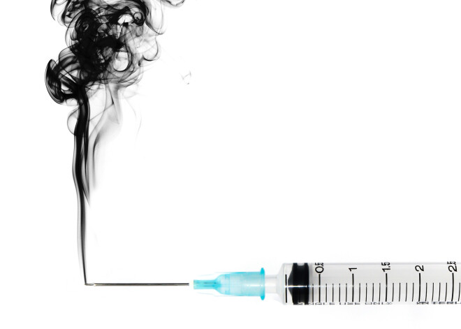 Мошенник вколол пенсионерам "вакцину" и едва не лишил их жизни