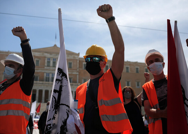 Grieķijā protestē pret nodarbinātības reformu; streiki ietekmējuši sabiedriskā transporta darbību