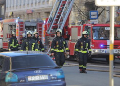 Ugunsdzēsēji notikuma vietā traģēdijas dienā.