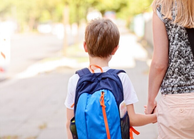 Мать с ребенком просит у муниципалитета квартиру, но по закону получает только предложение о переезде