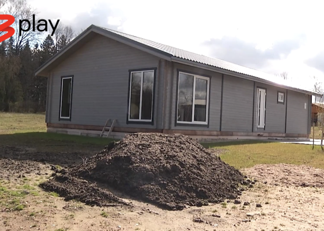 "Дом еще не достроен, а недостатки появляются один за другим!": семья в Латвии возмущена строителями модульного дома