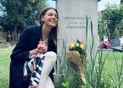 "Разве так можно?": Любовь Толкалина с ногами залезла на могилу Иосифа Бродского