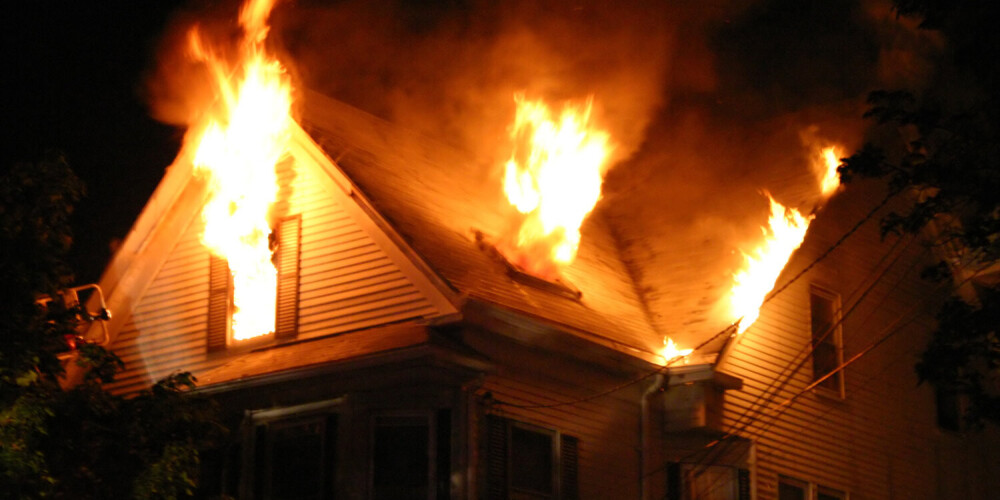 Дом полностью выгорел, его крыша обрушилась: в пожаре в Латгале погиб человек