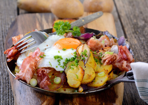 Savulaik brokastis bieži bija galvenā ēdienreize pirms fiziski smagas darbadienas. Jo sātīgākas brokastis, jo labāk cilvēks bija sagatavojies jaunajai dienai.