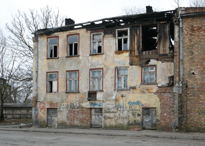 Bezīpašnieka māju Pārdaugavā pārvērš par graustu