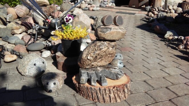 Akmeņi pārtapuši vardē un ežos.