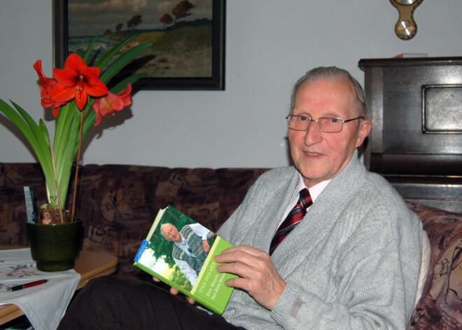 Vēstures paradokss: Austrumvācijas komunistu līderi Honekeru no linča tiesas paglābj mācītājs