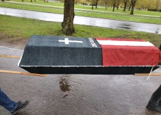 FOTO: Pieminot PSRS represiju upurus, aktīvisti pirms 9. maija uz Uzvaras parku aiznes zārku ar Latvijas karogu