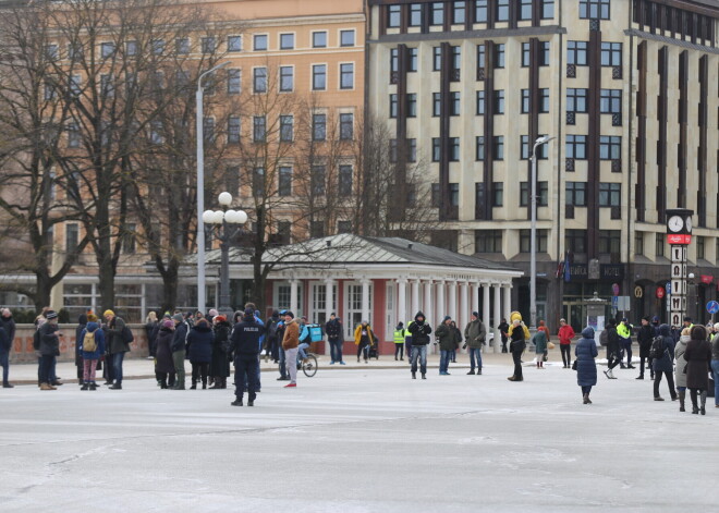 Опрос: у латвийцев уменьшается страх перед Covid-19