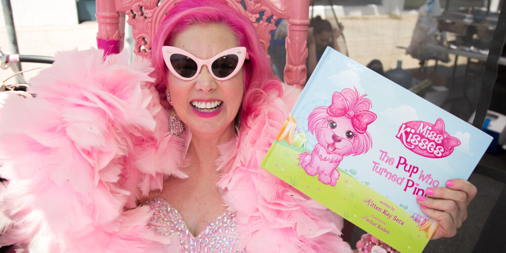 На обложке Vogue – американка, которая 40 лет носит только розовое