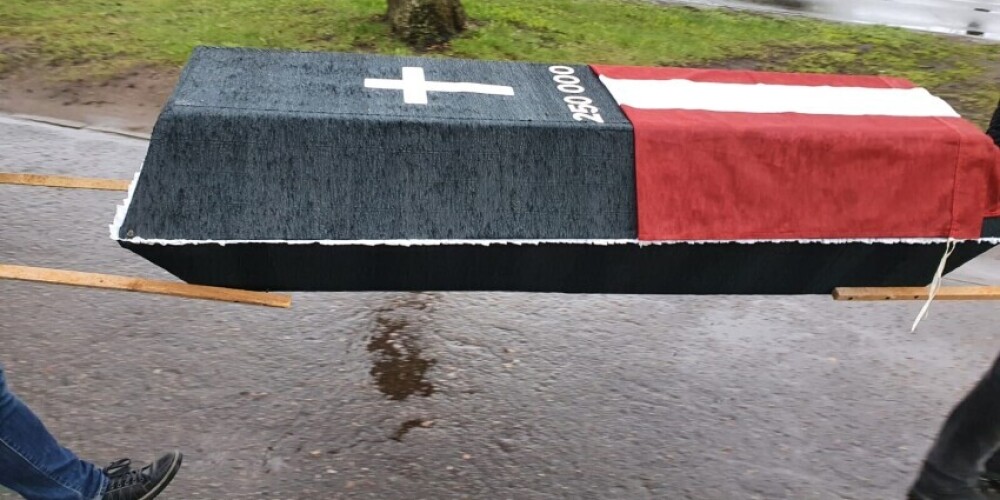 ФОТО: активисты в преддверии 9 мая к памятнику Победы принесли гроб с латвийским флагом