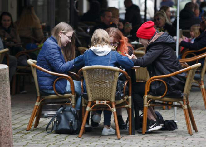 Arī sestdien, 8. maijā, Rīgā netrūka cilvēku, kas steidza izmantot iespēju, jo otro dienu kā atvērtas restorānu terases.