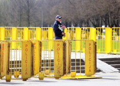 Policija liedz tiešu piekļuvi piemineklim Uzvaras parkā; atnestie ziedi jānoliek uz galdiem