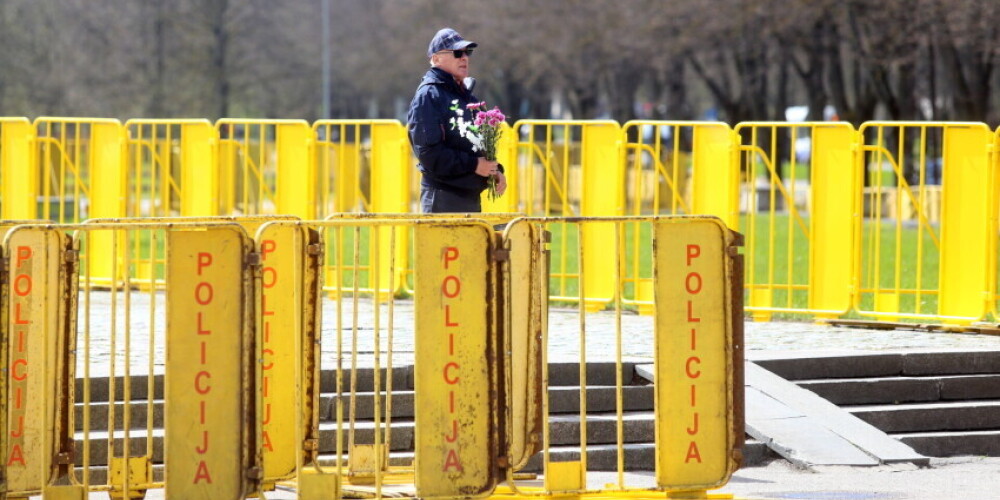 Полиция закрыла прямой доступ к памятнику в парке Победы; принесенные цветы нужно класть на столы