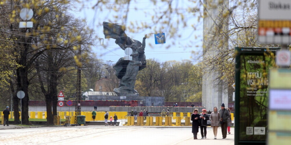 ПРЯМОЙ ЭФИР: Люди возлагают цветы у памятника Победы под надзором полиции