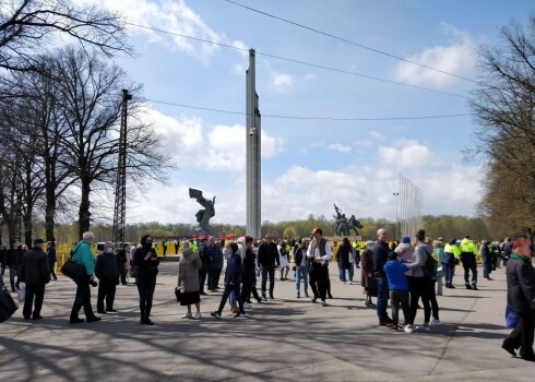 TIEŠRAIDE: Uzvaras parka apkārtnē pulcējas liels skaits cilvēku; policija sarosās