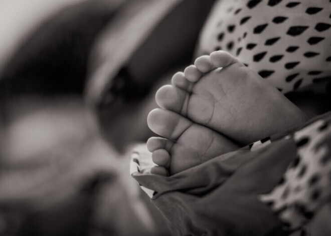 Ребенок мешал: мать из Латгале обвиняют в убийстве своего годовалого сына