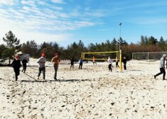 Позагорать и поиграть: в Вентспилсе площадки для пляжного волейбола готовы к сезону
