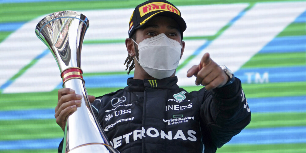 Veiksmīga pitstopu stratēģija ļauj Hamiltonam apsteigt Verstapenu un uzvarēt Spānijas "Grand Prix"