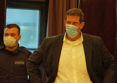 Par naida runu, kas vērsta pret seksuālajām minoritātēm, notiesātājam teologam Olafam Latcelam Brēmenes zemes Baznīca atkal atdevusi mācītāja krustu un atļāvusi kāpt svētā Mārtiņa baznīcas kancelē (attēlā: pagājušā gada nogalē mācītājs (priekšplānā) uz apsūdzēto solu Brēmenes tiesā).