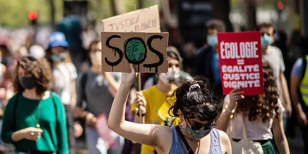 Francijā desmitiem tūkstošiem protestē pret nepietiekamu klimata pārmaiņu apkarošanu
