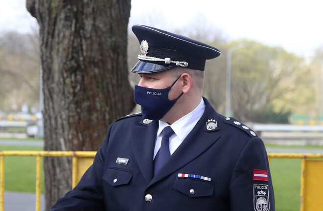  Valsts policijas priekšnieks Armands Ruks pārliecinās par dienestu gatavību uzraudzīt kārtību Uzvaras parkā. 