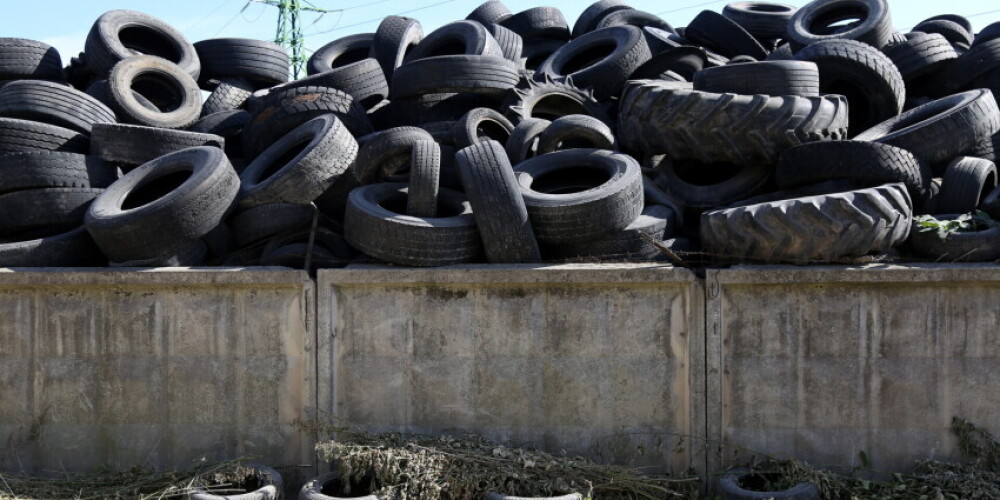 Нелегальная свалка шин на улице Старта в Риге