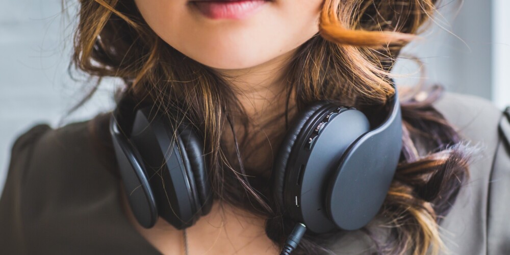 Cik ilgi ikdienā drīkst klausīties skaļu mūziku, neradot ausu bojājumus? Atbild otolaringologs