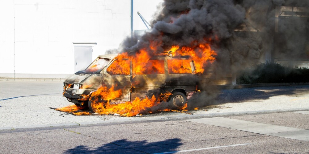 Пожары учащаются: в Латгале сгорели рулоны сена и автомобиль