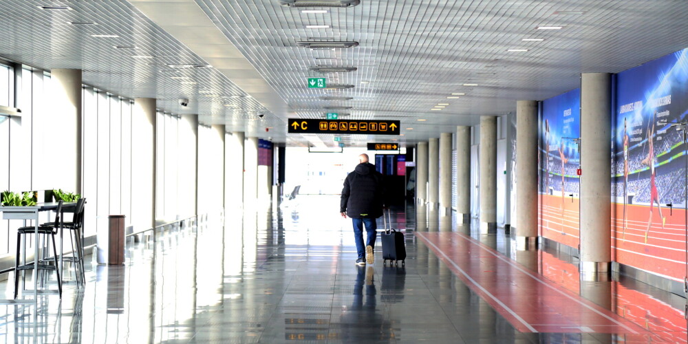 Rīgas lidostā saistībā ar 40 miljonu eiro krāpšanas mēģinājumu aiztur divus Čehijas pilsoņus