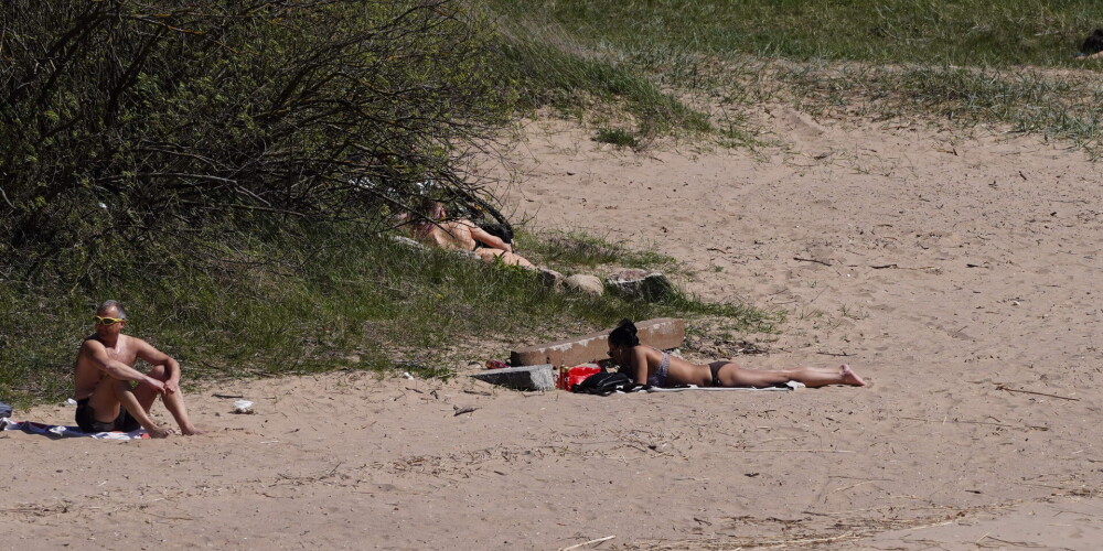 FOTO: cilvēki bauda šogad pirmo vasarīgo tveici; speciālisti brīdina par ultravioleto radiāciju