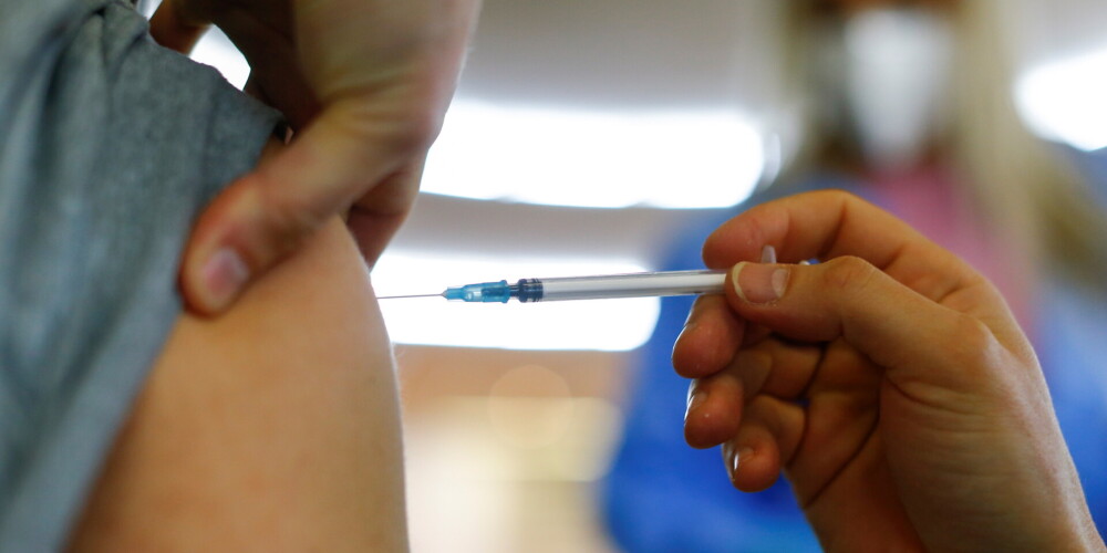 "BioNTech": Covid-19 vakcīnu pašreiz nav nepieciešams pielāgot vīrusa paveidiem