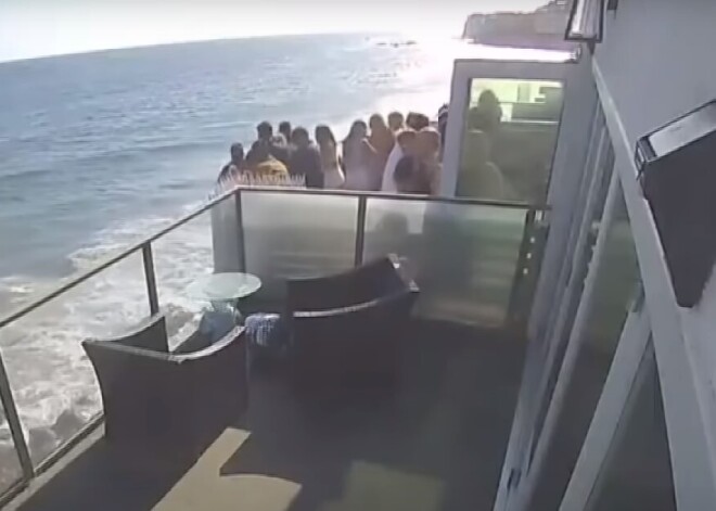 На пляже упал балкон с людьми. В Сеть попало шокирующее видео