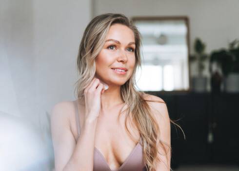 Svarīga ir tieši kompleksa pieeja šīs zonas kopšanā, jo nav kāda viena brīnumkrēma, kas to spētu izdarīt.