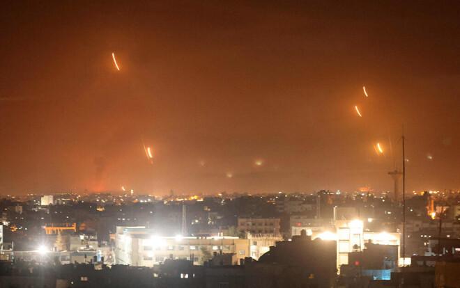 Palestīniešu kaujinieki otrdien no Gazas joslas uz Izraēlu izšāva simtiem raķešu.