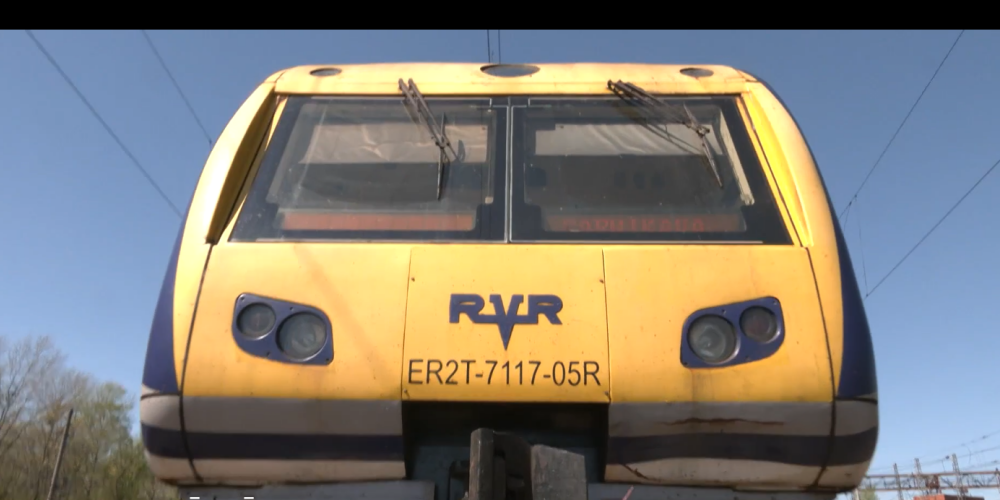Не в вагоне, а уцепившись за поезд: школьники в Кенгарагсе "катаются" с риском для жизни