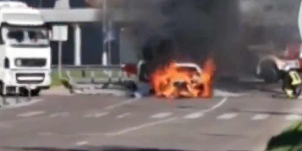 ВИДЕО: в Риге у ТЦ Domina сгорел автомобиль; образовалась пробка