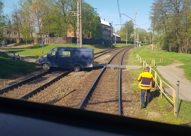 Starp Torņakalnu un Zasulauku uz sliedēm iestrēgusi automašīna