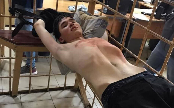 Policisti bija spiesti Gaļavijevu sasiet, jo aizturētais kliedza un uzbruka likumsargiem.