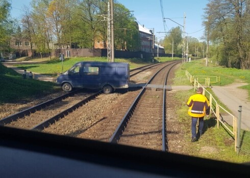 Автомобиль застрял на рельсах между Торнякалнсом и Засулауксом; задерживается движение поездов на линии в Тукумс