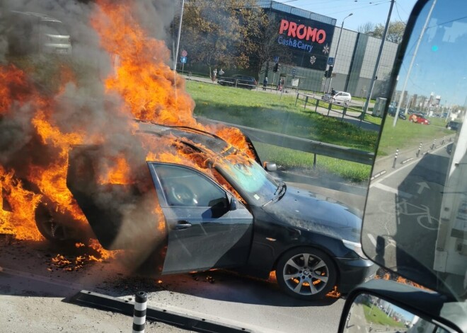 Pie tirdzniecības centra "Domina" pilnībā sadegusi BMW