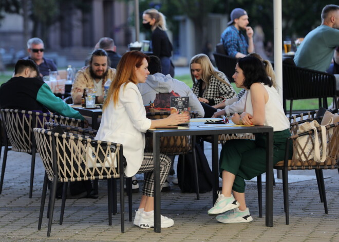 Pieņemtie grozījumi noteikumos "Epidemioloģiskās drošības pasākumi Covid-19 infekcijas izplatības ierobežošanai" paredz, ka kafejnīcas un restorāni epidemioloģiski drošos apstākļos āra terasēs varēs apkalpot klientus.