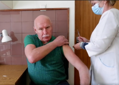 VIDEO: Pēteris Apinis nofilmējis, kā vakcinējas pret Covid-19, un iesaka to arī citiem