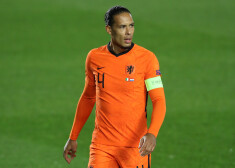Nīderlandes futbola izlasei Eiropas čempionāta finālturnīrā jāiztiek bez sava kapteiņa